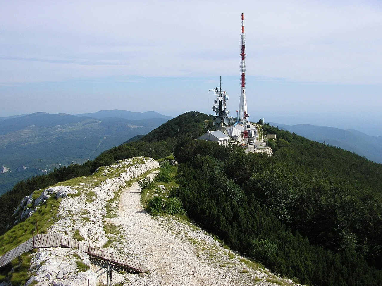 Makadam po grebenu Učke prema odašiljaču na Vojaku